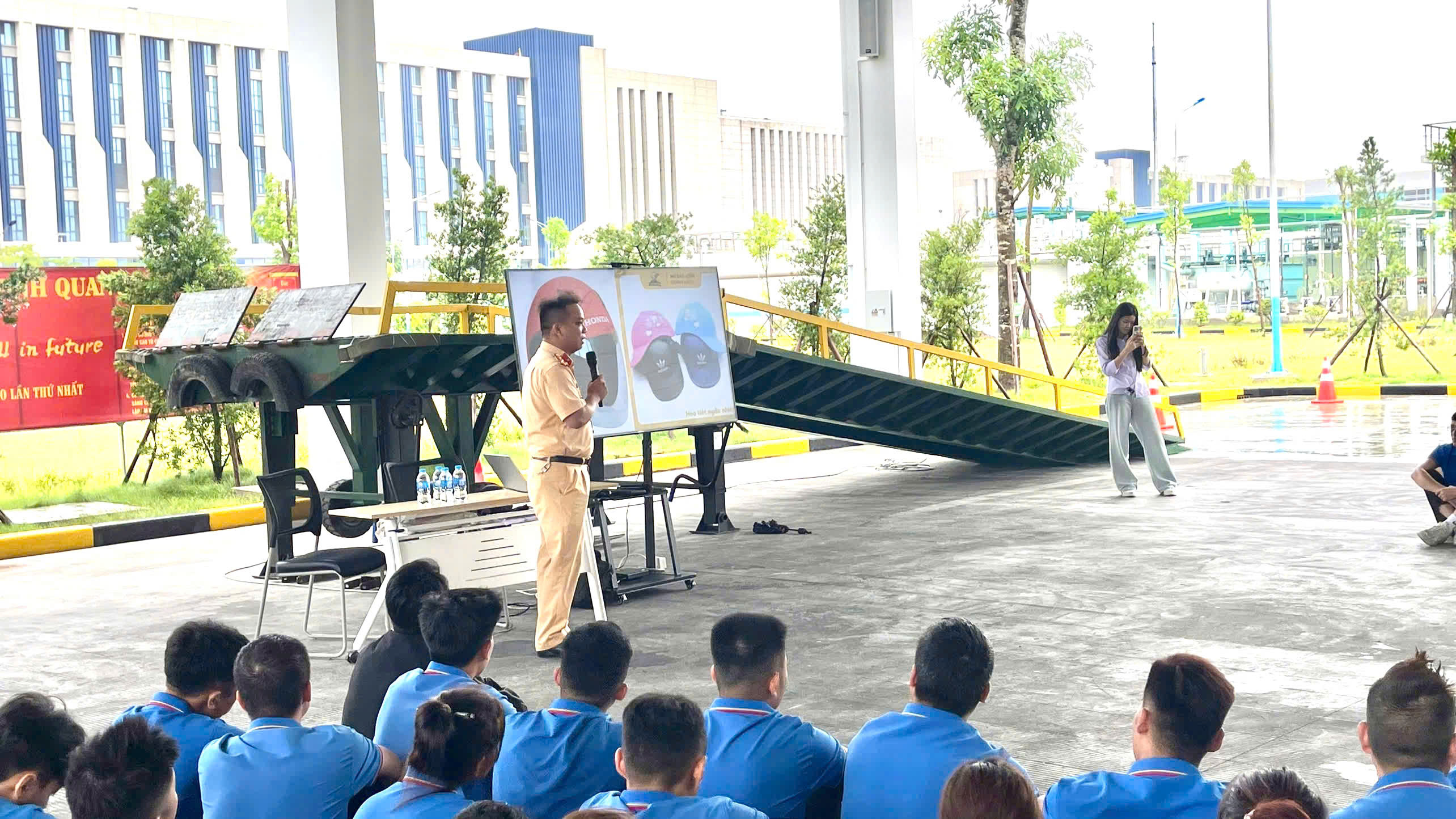 Trạm Cảnh sát giao thông An Hưng: Tuyên truyền đảm bảo trật tự an toàn giao thông tại KCN Tràng Duệ